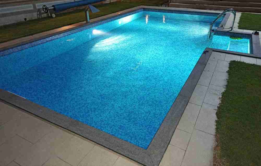 Bazen sa LED rasvetom