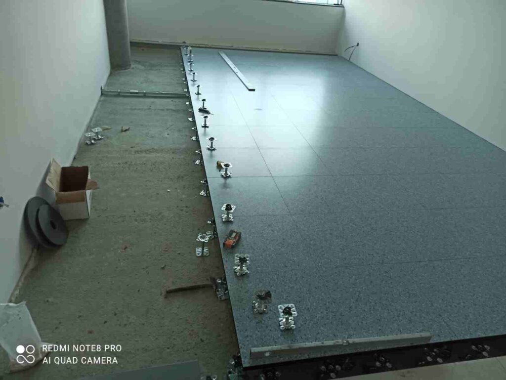 Dupli pod u kancelariji