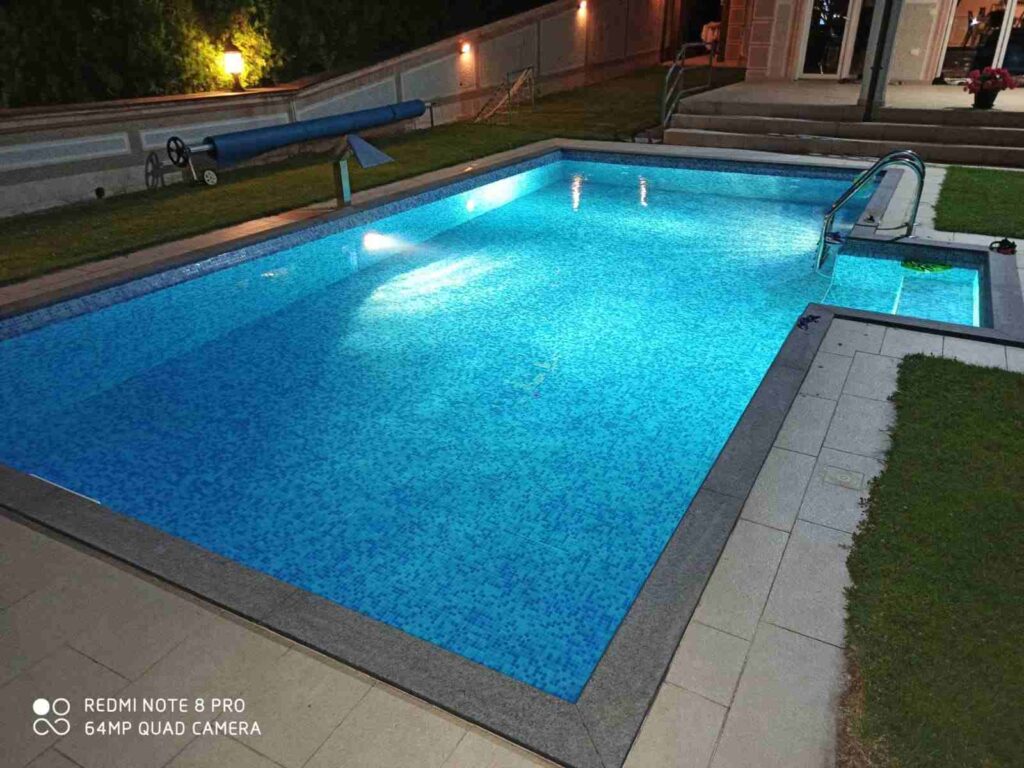 LED rasveta u bazenu po noci