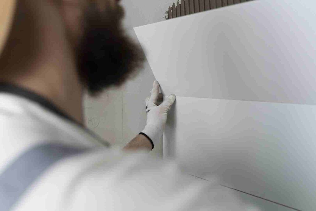 Postavljanje zidnih plocica u kupatilu